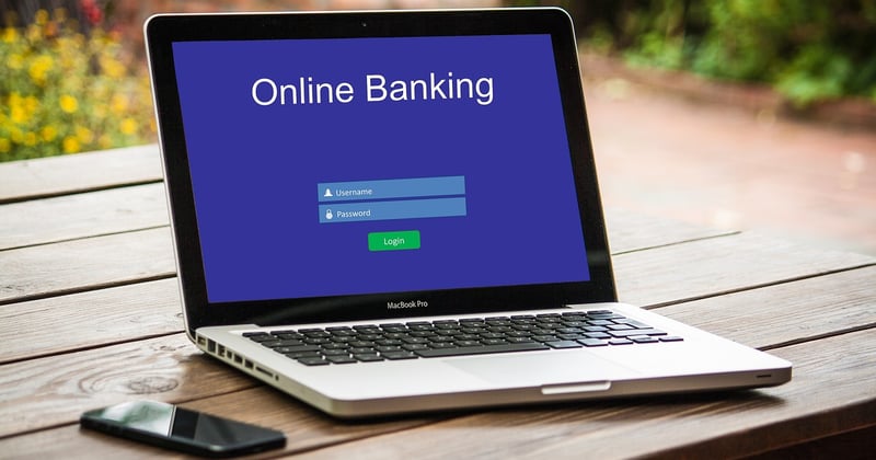 Meilleure banque en ligne pour les pros : le comparatif 2026